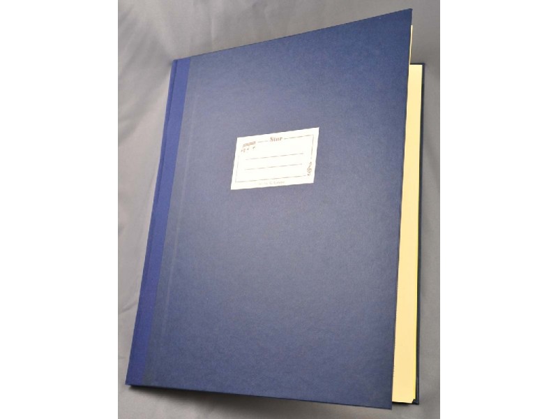 Nótnapappír í vandaðri innbundinni bók, 12 línur, stærð 28x34cm